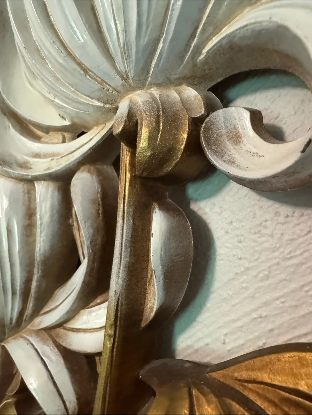 HOMCO White and Gold Floral Wall Décor